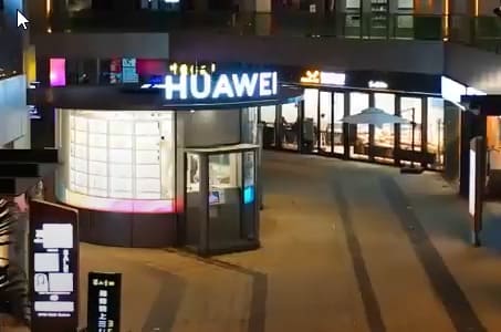 Huawei abre en la ciudad de Wuhan un comercio con robots